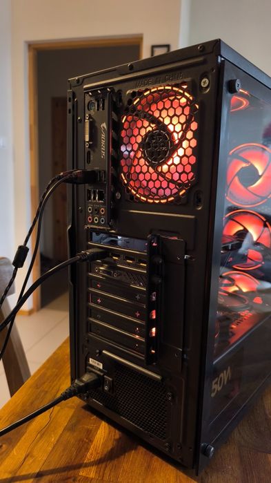 Komputer stacjonarny gamingowy AORUS 16gb RAM, ryzen 5, rx570, ARGB