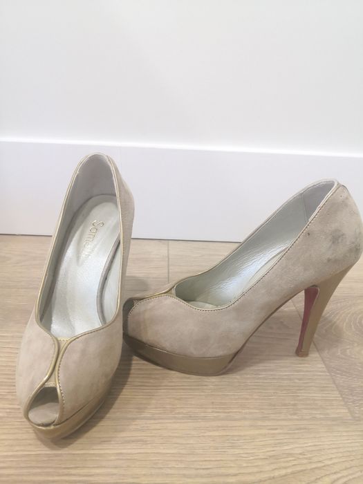 Stilletos de camurça beje com sola rosa da Samelli
