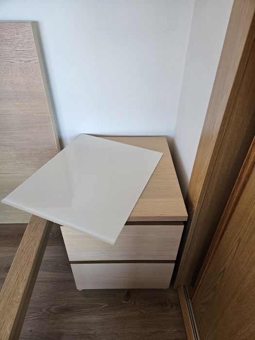 Cama de casal e bancos de cabeçeira