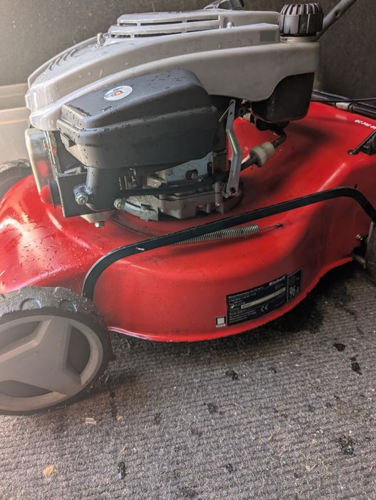 Máquina de cortar relva