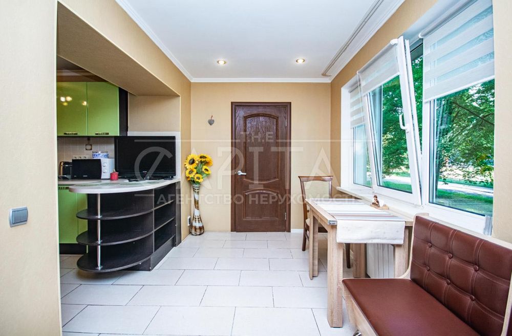 Продаж Фасад! Перший Поверх! Науки 86! Голосіївській Район! 995$ за м²