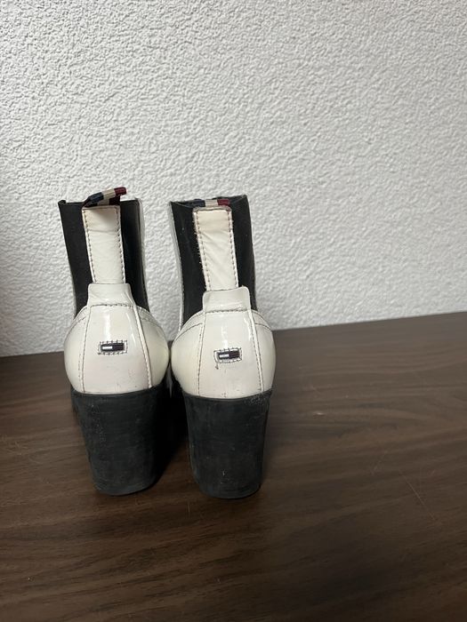 Białe lakierowane botki skórzane Tommy Hilfiger, rozm. 38