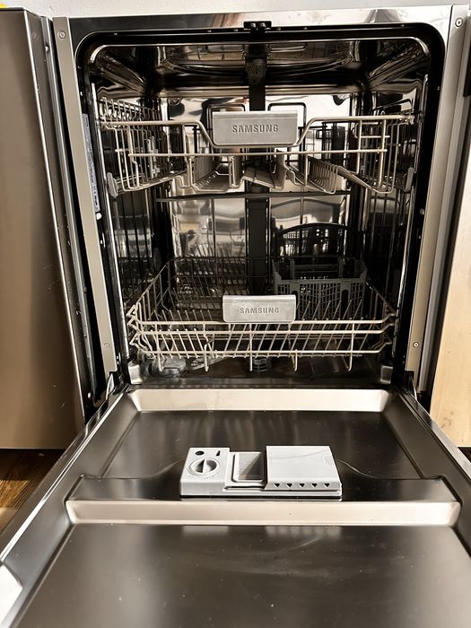 Вбудована посудомийна машина SAMSUNG,привезена з Німеччини.