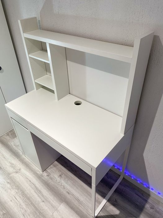Secretária com estante integrada