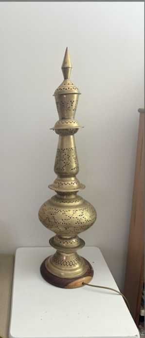 Candeeiro de Mesa Gigante (80 cm) em Latão Perfurado – Estilo Marroquino / Boho