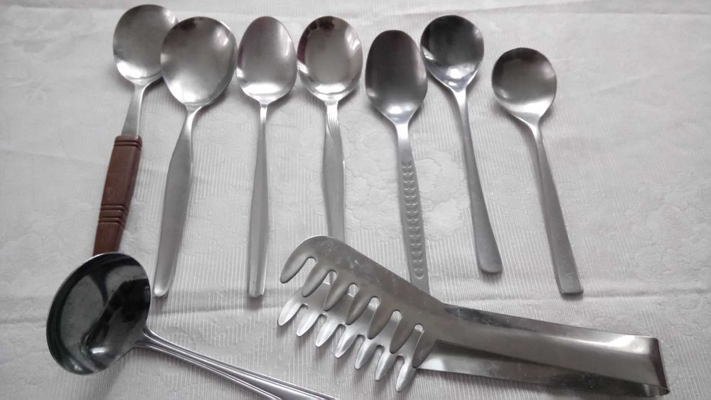 Различные столовые приборы.
