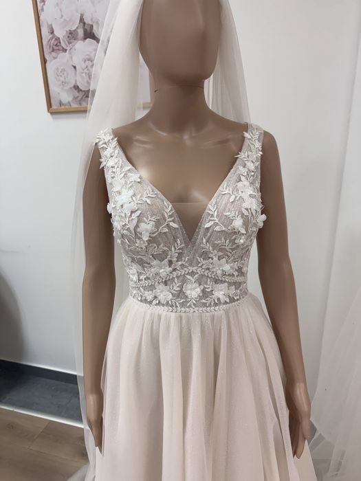 Nowa suknia ślubna błyszcząca z koronką i rękawkami na ramiączkach 38