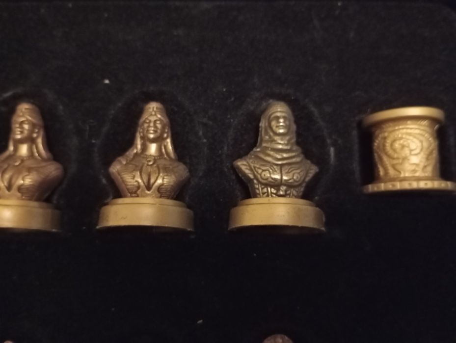 Tabuleiro de damas com peças em metal e tema de mouros vs cristãos