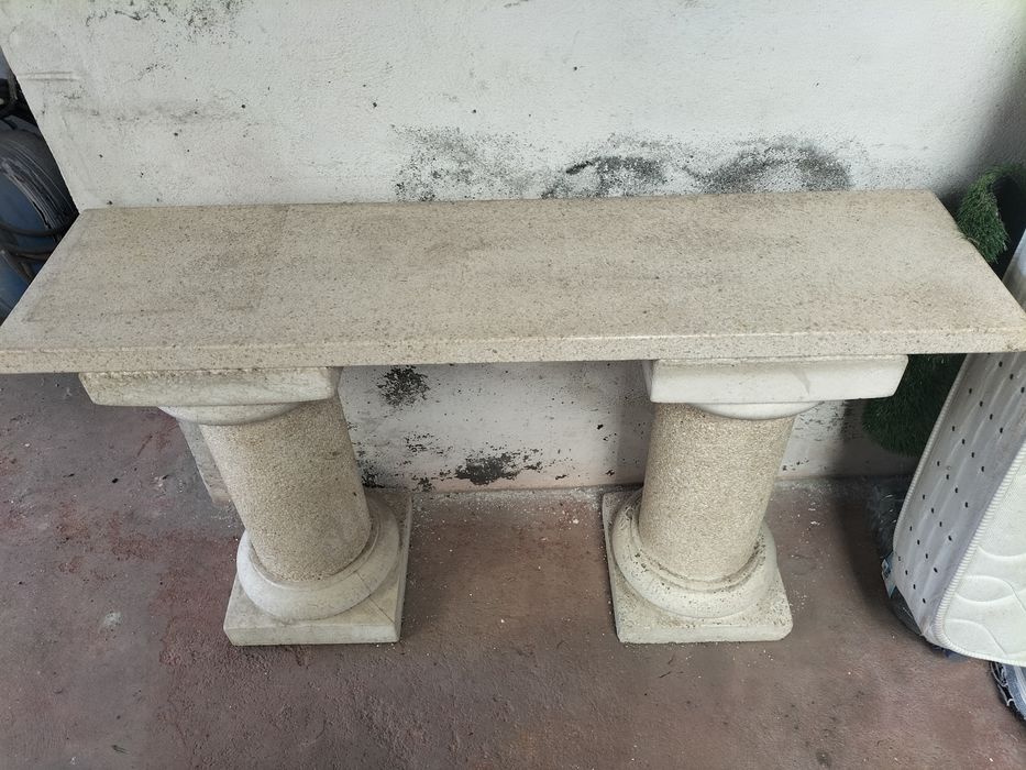 Coluna de pedra branca