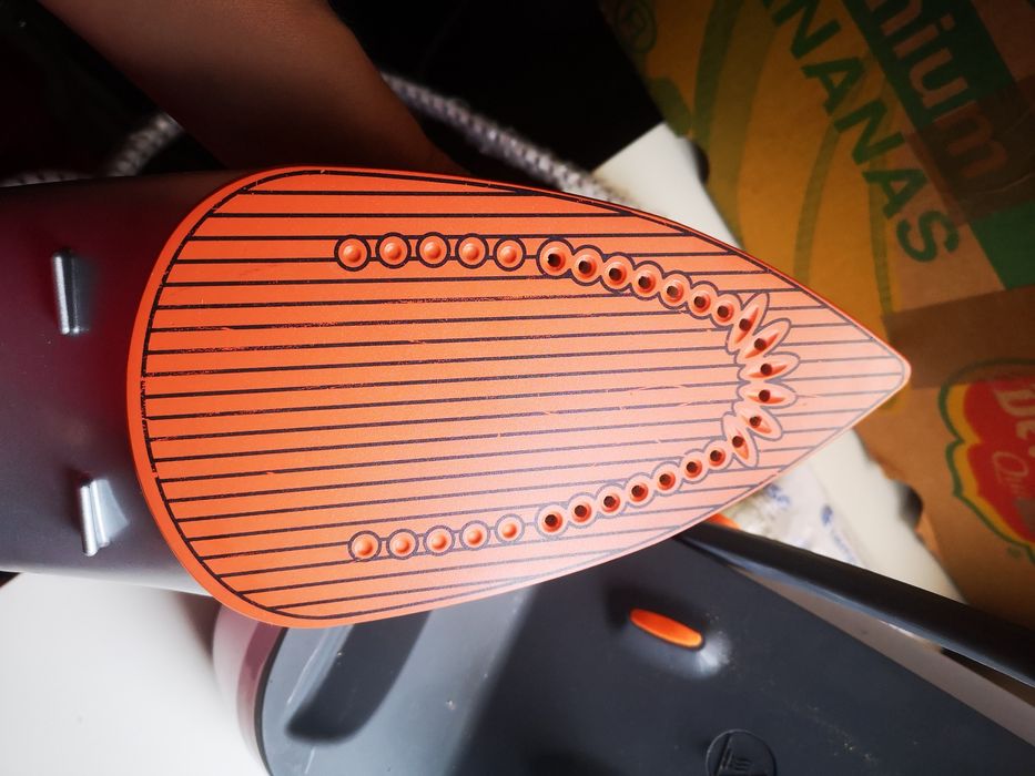 Ferro de engomar com caldeira