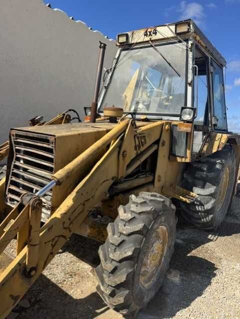 Retroescavadora JCB 4X4