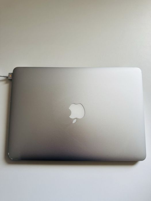 Apple MacBook Pro Retina 13” i5 | 8GB RAM | SSD | Carregador Novo | Excelente Estado