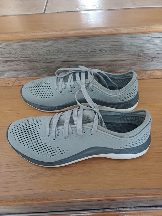 Lekkie wygodne męskie  buty sneakersy CROCS r.42. Stan bardzo dobry.