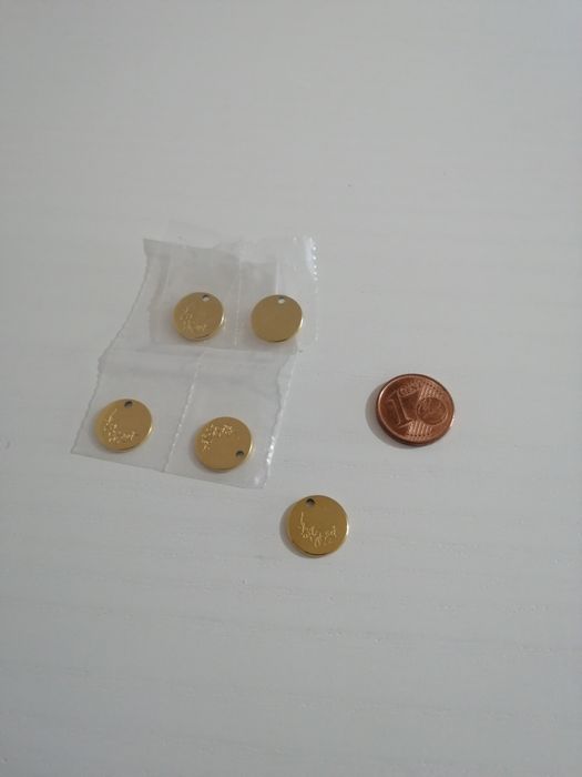 Medalhas douradas em aço inoxidável com flores gravadas