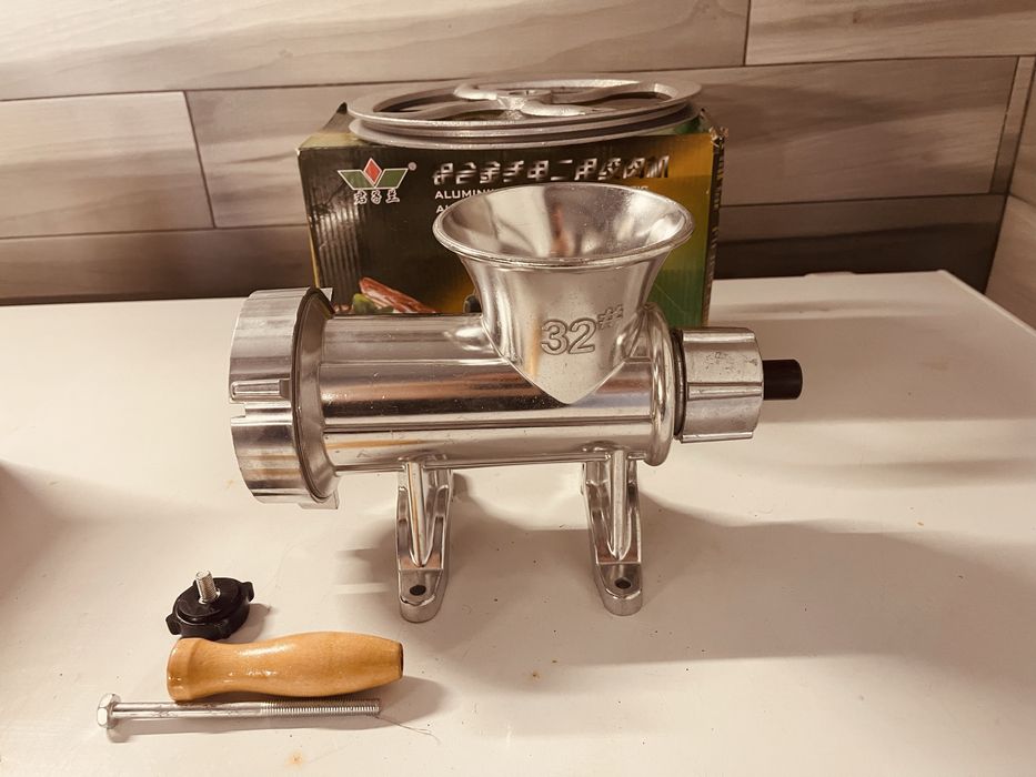 Продам нову універсальну мясорубку