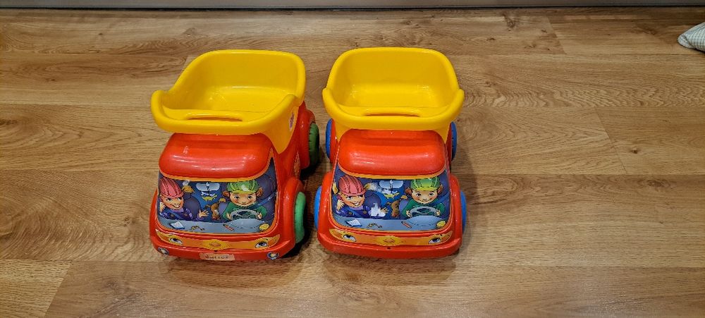 Dwa samochody ciężarówki do zabawy