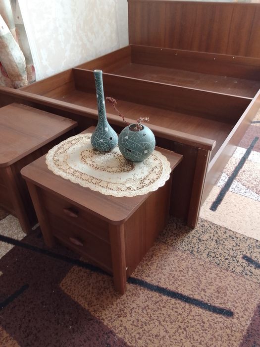 Продам ліжко і дві тумбочки.
