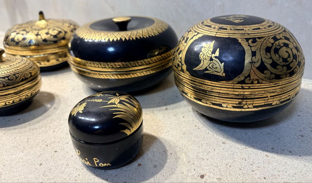 Lindas antigas caixas asiáticas em charão lacado e dourado