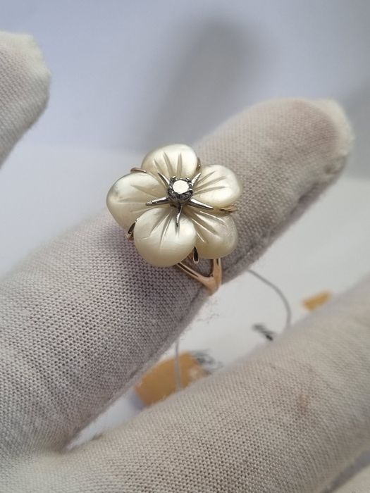 Золотое кольцо с бриллиантом