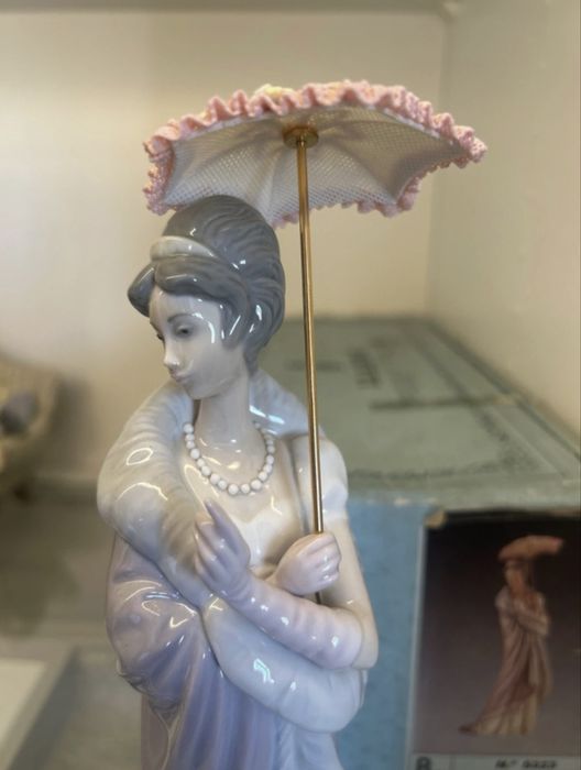 Lladró “Rara figura Damita Milanesa - 5323” com caixa original.