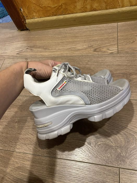 Легке та зручне взуття на підвищенні