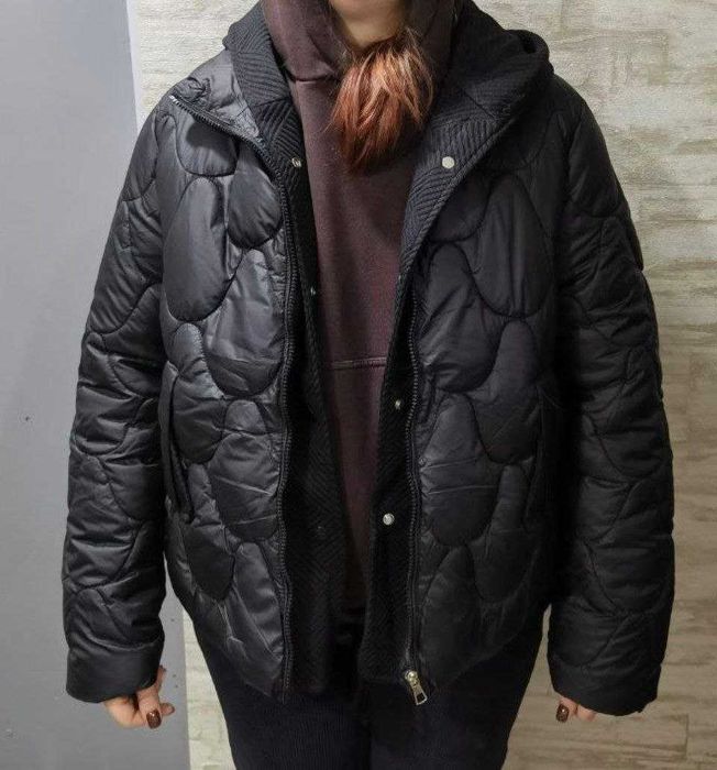 Зимова чорна курточка з капюшоном