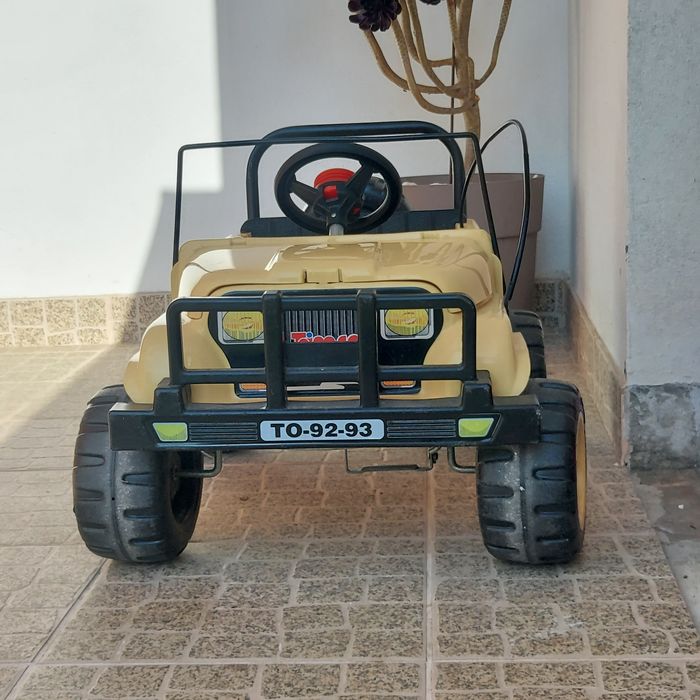 Jeep para criança a pedais