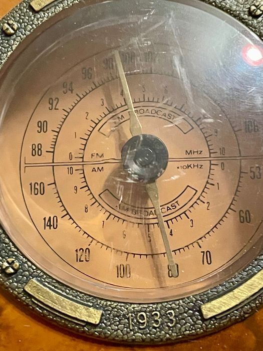 Старий радіоприймач .