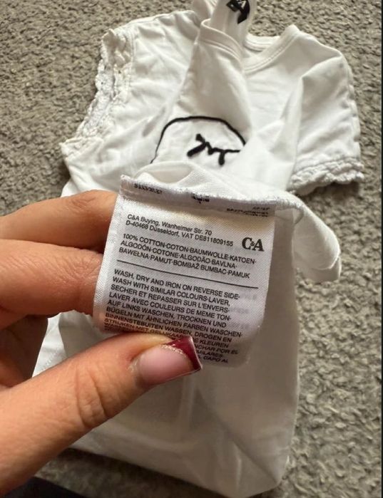 Biała koszulka z wyszywaną twarzą