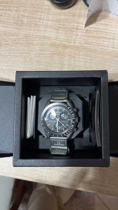 Omega x Swatch Mission to Mercury SO33A100 - Wyjątkowy kolorystyk