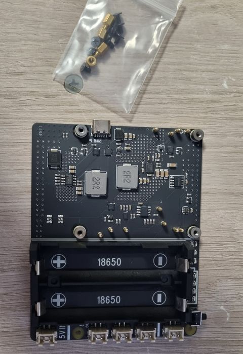Geekworm X1201, тонкий UPS-щит (джерело безперебійного живлення), розроблений для Raspberry Pi 5.