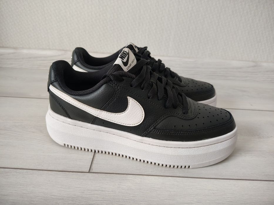 жіночі кросівки Nike Court Vision Alta LTR у чорно-білому кольорі.