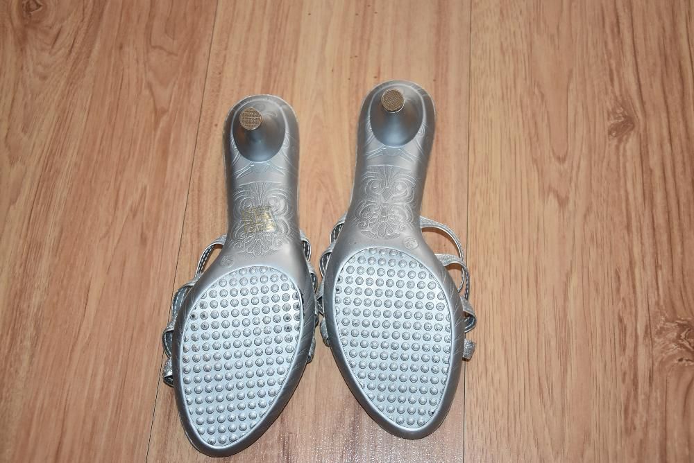 eleganckie srebrne klapki roz 39,5-40