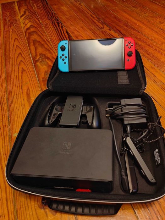 Consola Nintendo Switch OLED + acessórios e bolsa, em perfeito estado