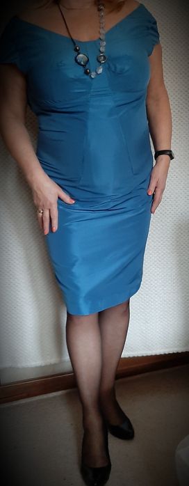 Turkusowa sukienka w optyce tafty.