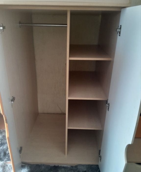 Дитячі меблі: двоповерхові ліжка 190 см, шафи, стіл, комод