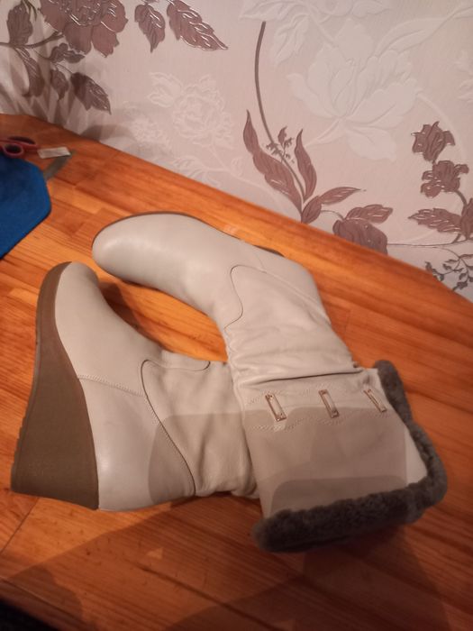 Продам кожані сапоги