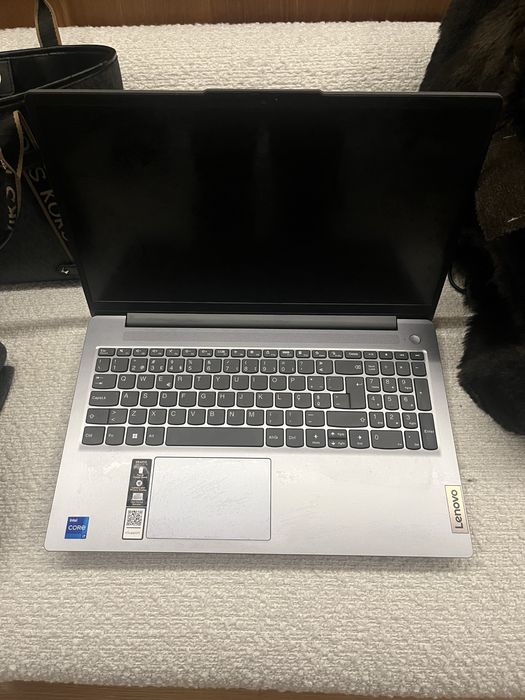 Lenovo ideal pad slim 3 ( 15.3’’ intel core i7 Ram 16 GB  1 TB SSD