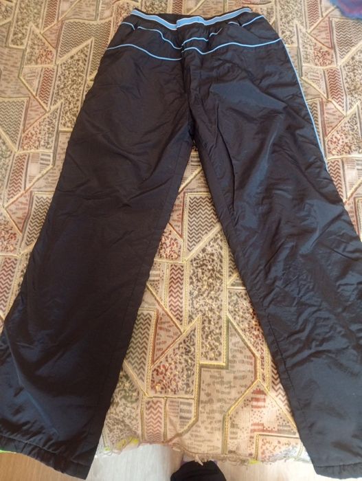 Зимние плащевые на флисе женские штаны на резинке, черные.