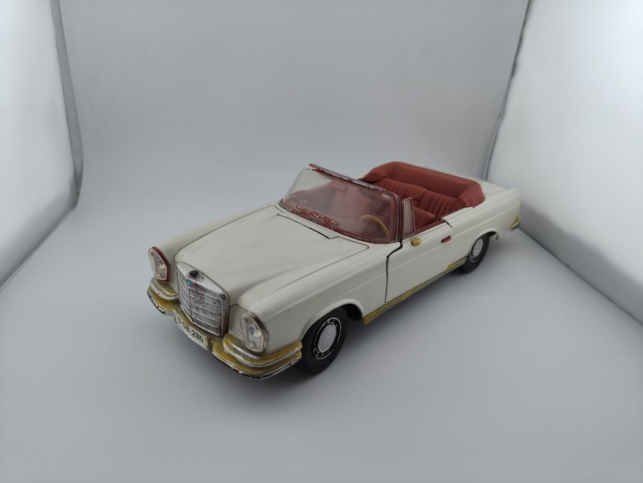 Maisto Mercedes 280SE 1:18