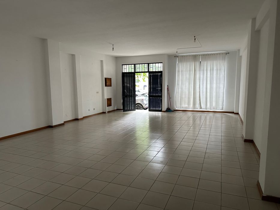 Loja comercial, na rua cónego Manuel Faria, nº160 em Maximinos. Área 90 m2