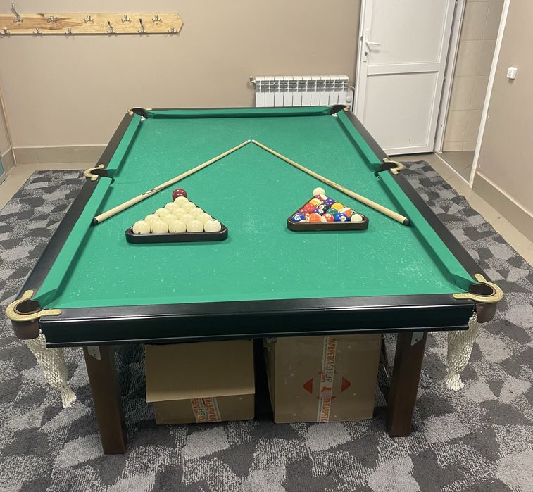 Більярдний стіл