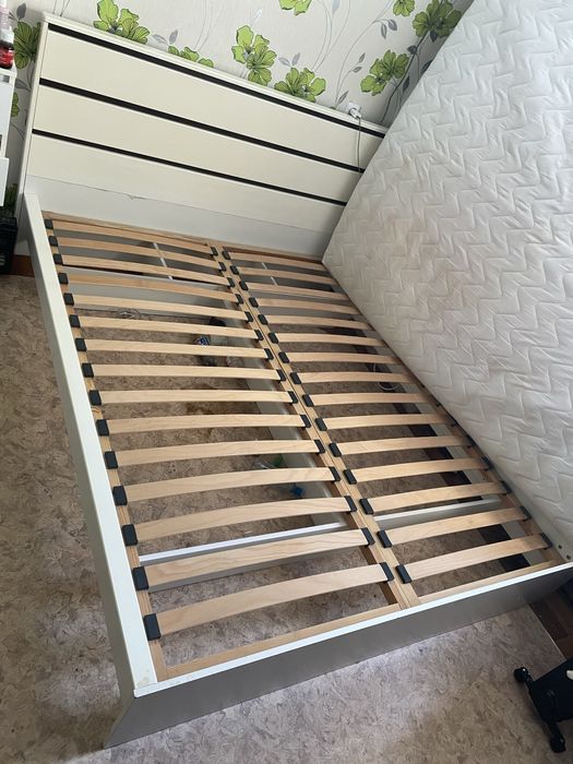 Кровать  біла гарній стан