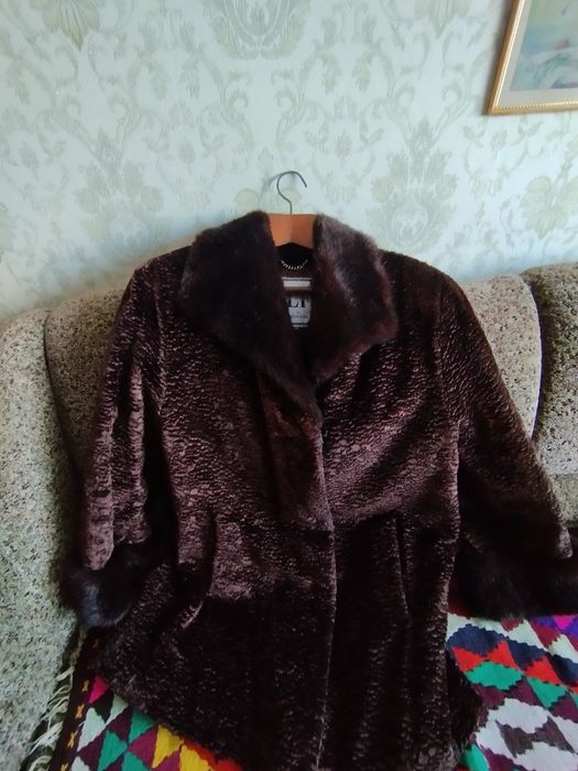 Куртка.    из. искусственного.  каракуля  размер  52-54