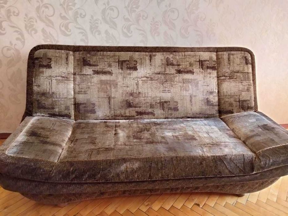 Диван в доброму стані