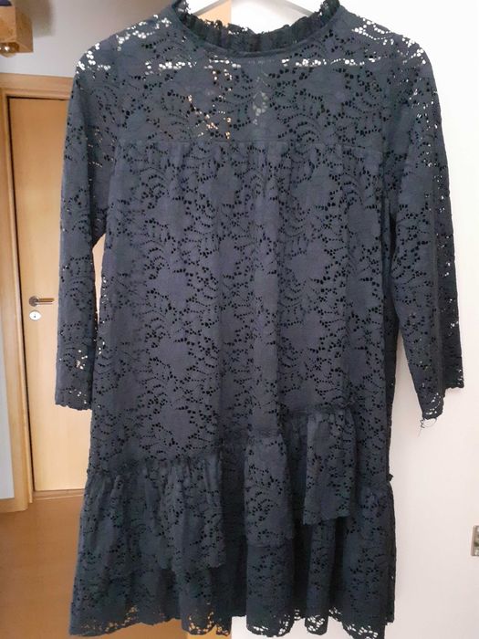 Vestido curto azul.