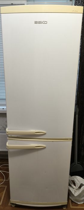 Віддам безкоштовно холодильник Beko