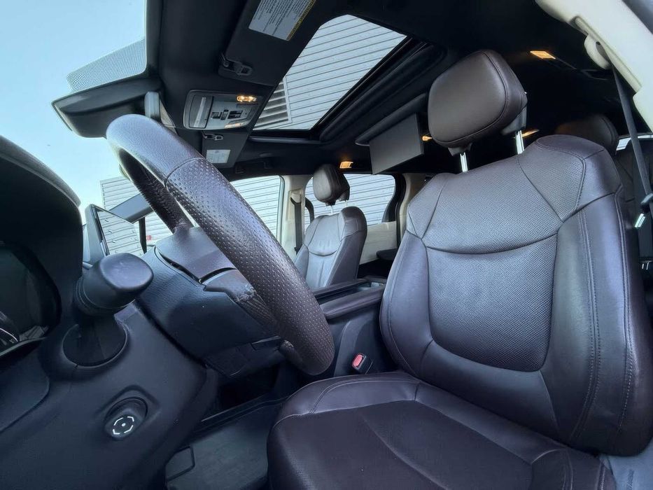 Toyota Sienna Platinum 7-Passenger      2023