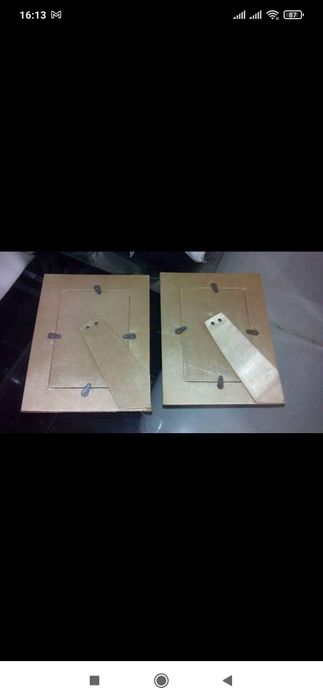 2 molduras dourado e cetim amarelo com bijuterias