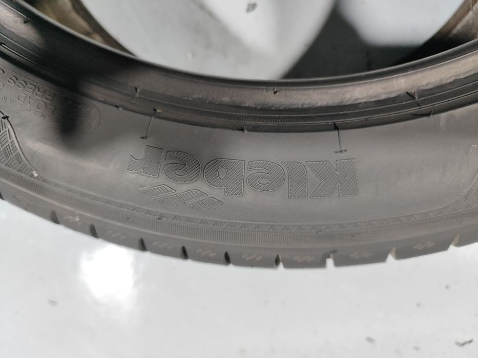 2 pneus semi novos 245-45R18 Kleber - Oferta dos Portes